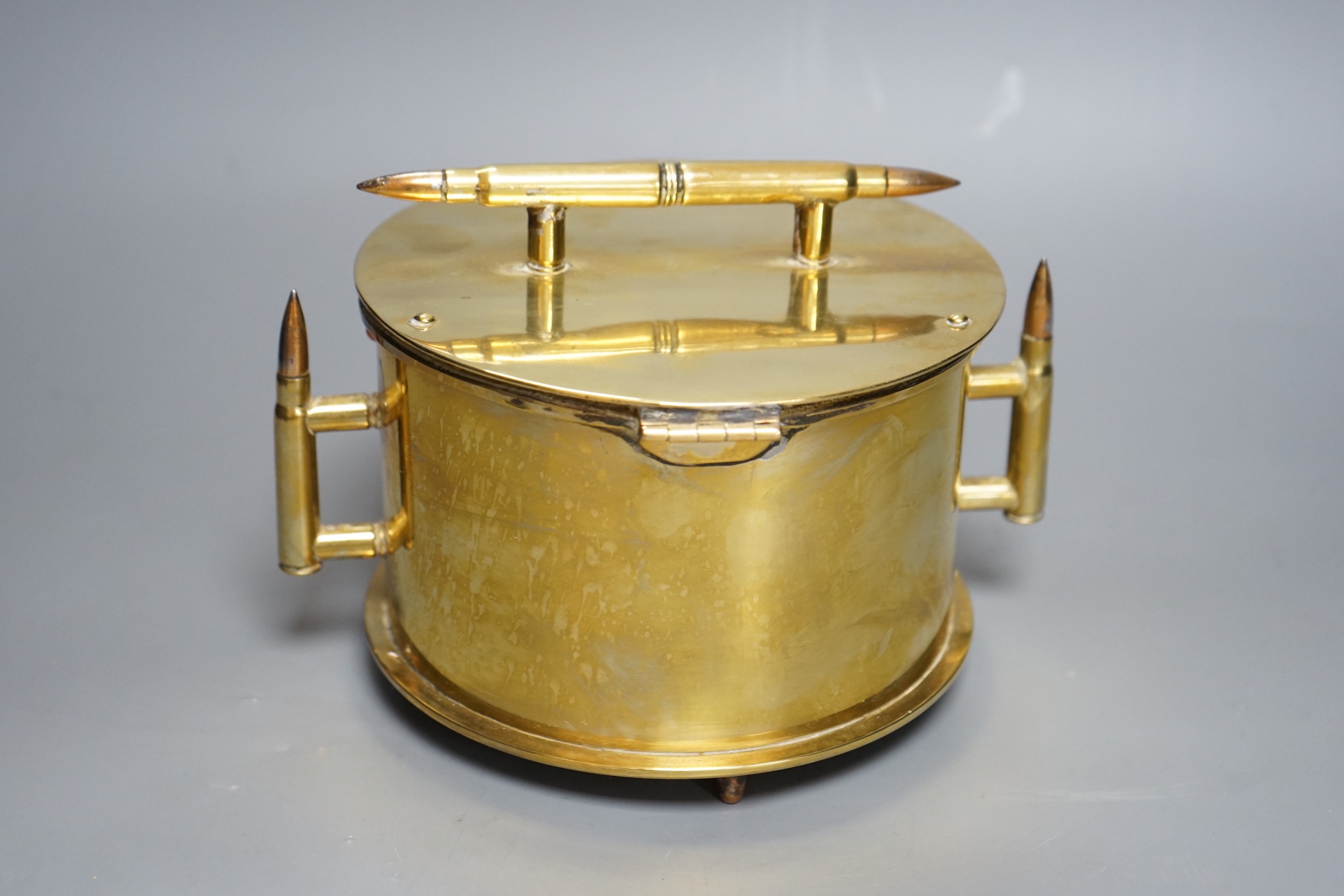 A WWI trench art biscuit barrel with applied Worcestershire regimental badge, the base dated 1918. 22cm handle to handle